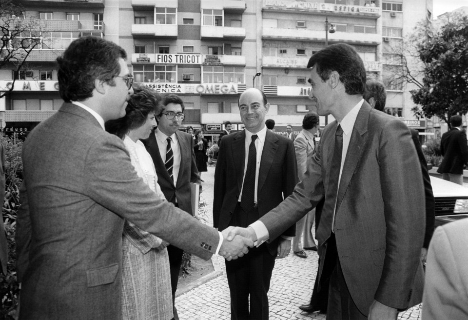Fotografia chegada do Primeiro-ministro, Aníbal Cavaco Silva, às Jornadas.